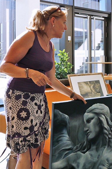 Expositie in de foyer van het gemeentehuis. - Foto: Paul Scholten