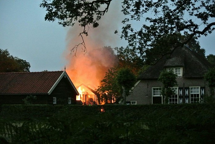Brandweer Dalfsen rukt uit voor grote brand Lemele - Foto: Niels Jansen