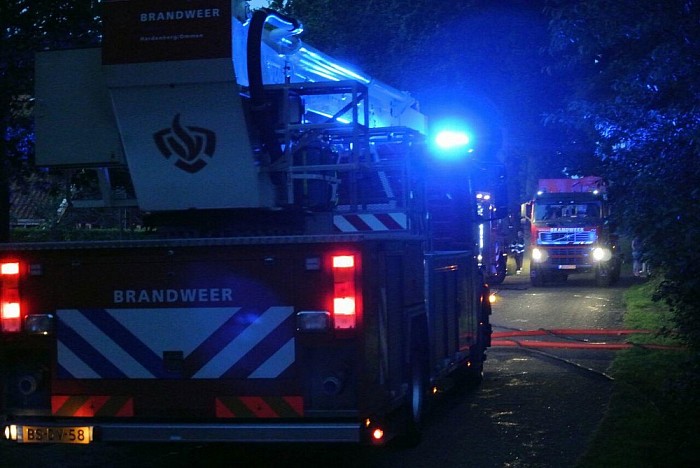 Brandweer Dalfsen rukt uit voor grote brand Lemele - Foto: Niels Jansen