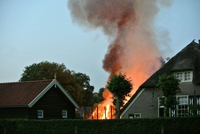 Brandweer Dalfsen rukt uit voor grote brand Lemele - Foto: Niels Jansen