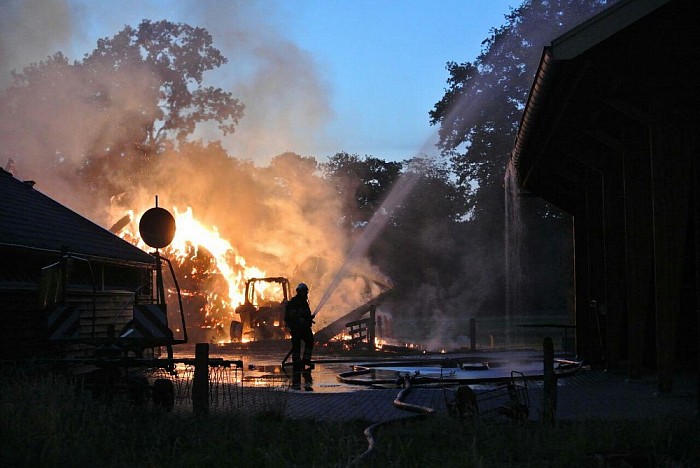 Brandweer Dalfsen rukt uit voor grote brand Lemele - Foto: Niels Jansen