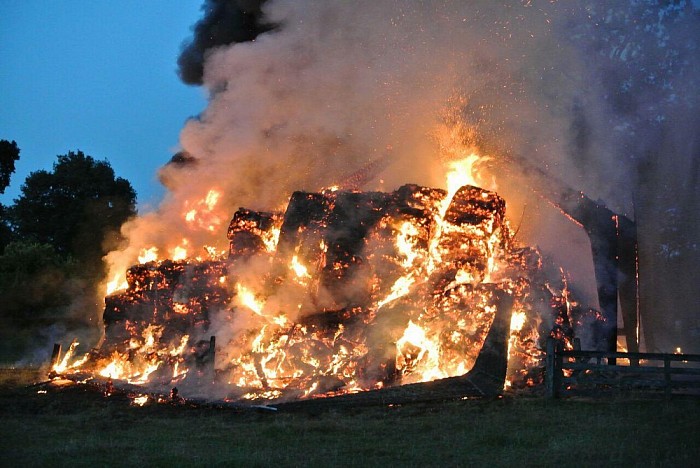 Brandweer Dalfsen rukt uit voor grote brand Lemele - Foto: Niels Jansen