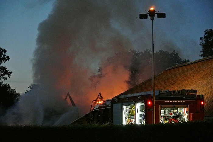 Brandweer Dalfsen rukt uit voor grote brand Lemele - Foto: Niels Jansen