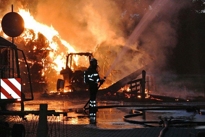 Brandweer Dalfsen rukt uit voor grote brand Lemele - Foto: Niels Jansen