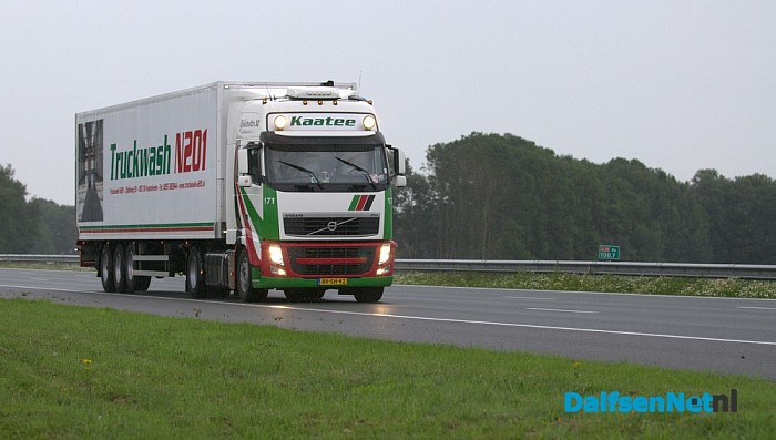 Chauffeurs Truckstar Festival uitgezwaaid langs de A28 - Foto: Johan Bokma