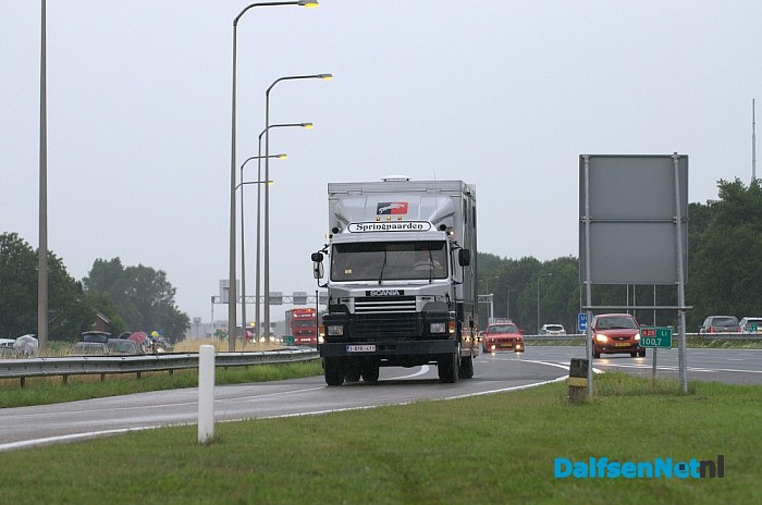 Chauffeurs Truckstar Festival uitgezwaaid langs de A28 - Foto: Johan Bokma
