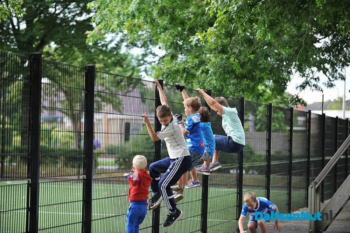 Jeugd boos en verdrietig om sluiting voetbalveldje bij de Polhaar - Foto: Johan Bokma