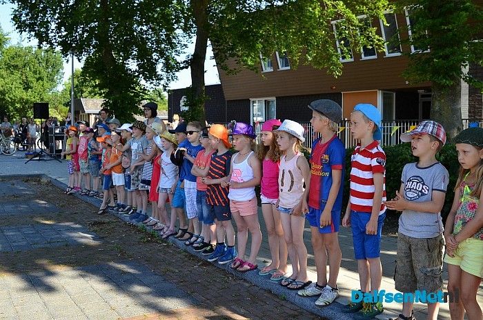 Hans Veluwenkamp na 42 jaar in het onderwijs kleurrijk met pensioen - Foto: Johan Bokma