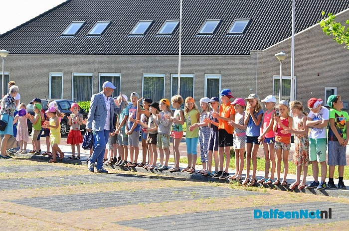 Hans Veluwenkamp na 42 jaar in het onderwijs kleurrijk met pensioen - Foto: Johan Bokma
