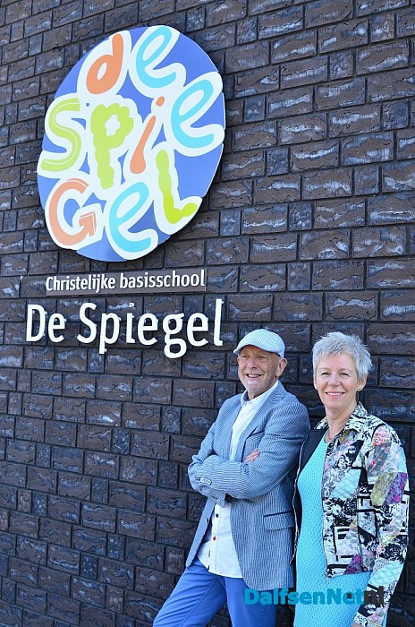 Hans Veluwenkamp na 42 jaar in het onderwijs kleurrijk met pensioen - Foto: Johan Bokma