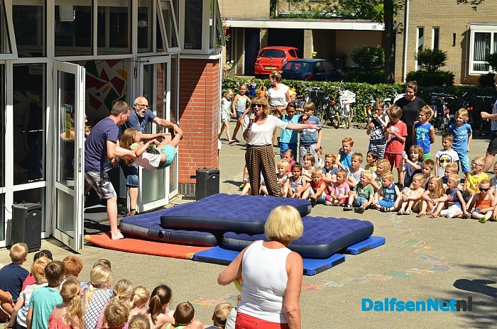 De Polhaar gooit leerlingen van groep 8 de deur uit - Foto: Johan Bokma