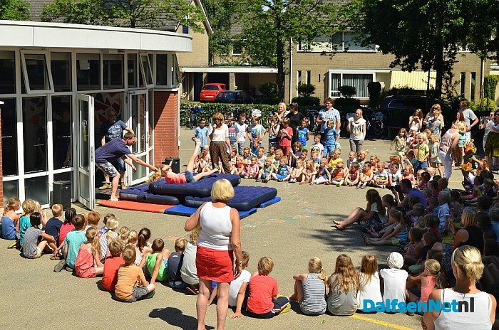 De Polhaar gooit leerlingen van groep 8 de deur uit - Foto: Johan Bokma