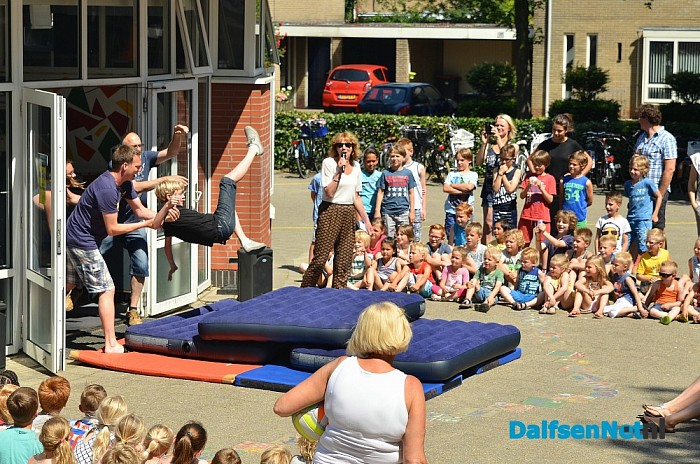 De Polhaar gooit leerlingen van groep 8 de deur uit - Foto: Johan Bokma