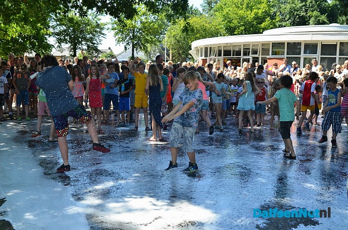 De Polhaar gooit leerlingen van groep 8 de deur uit - Foto: Johan Bokma