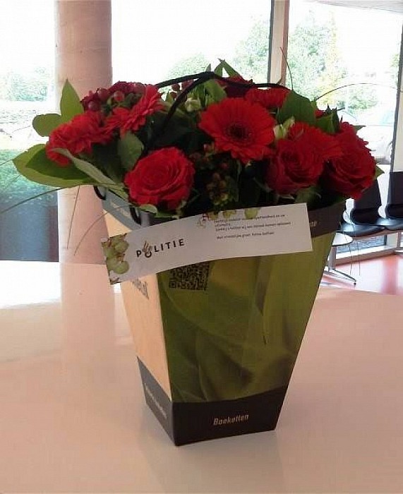 Bedankje en een bos bloemen van de Politie - Foto: Eigen geleverde foto