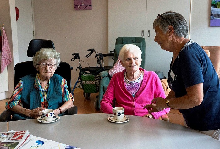 Koude, heerlijke traktatie door Vrienden van Rosengaerde - Foto: Geert Bistervels