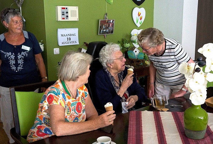 Koude, heerlijke traktatie door Vrienden van Rosengaerde - Foto: Geert Bistervels
