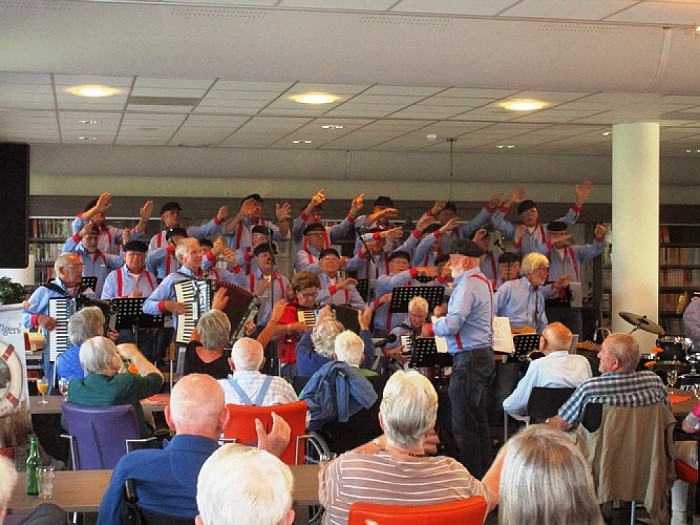 Grote belangstelling voor optreden de Stuwzangers - Foto: Eigen geleverde foto