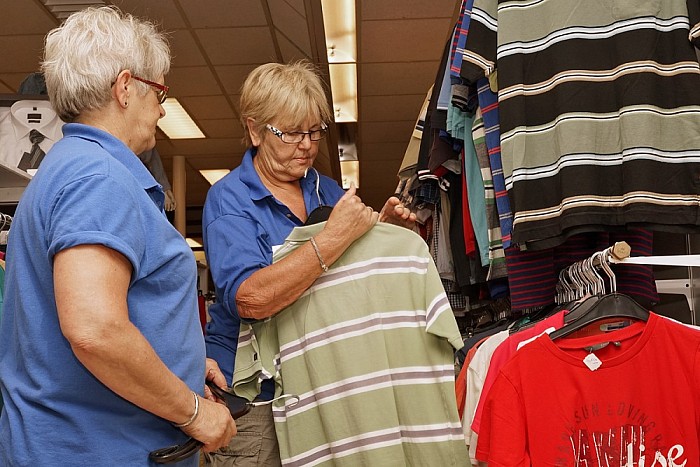 Seizoensopruiming zomerkleding bij Dorcas Dalfsen - Foto: Paul Scholten