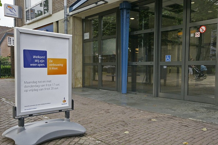 Vernieuwde Rabobank weer open - Foto: Paul Scholten