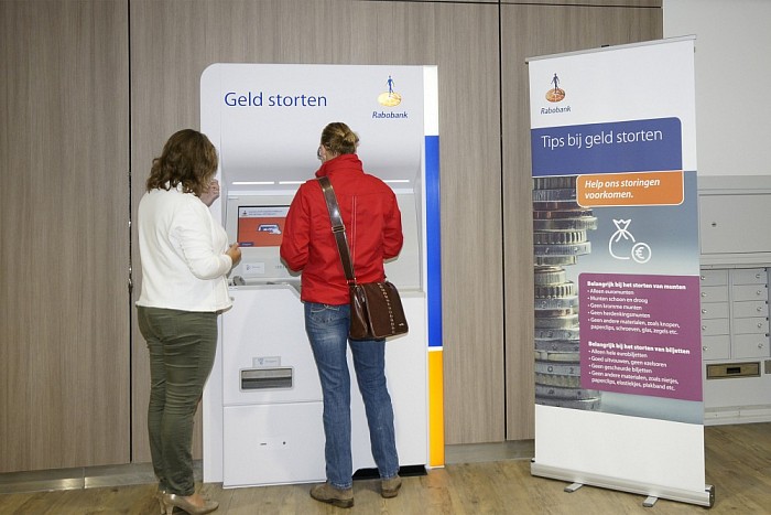 Vernieuwde Rabobank weer open - Foto: Paul Scholten