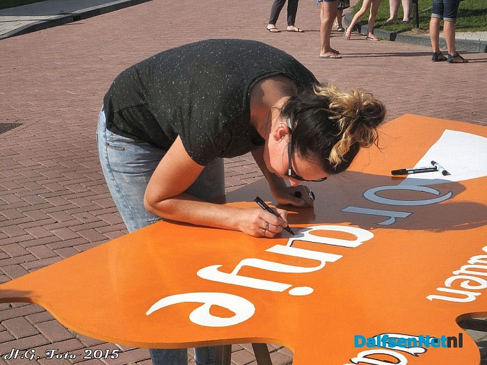 Oudleusen maakt zich op voor het Oranjefeest. - Foto: H.G. Foto