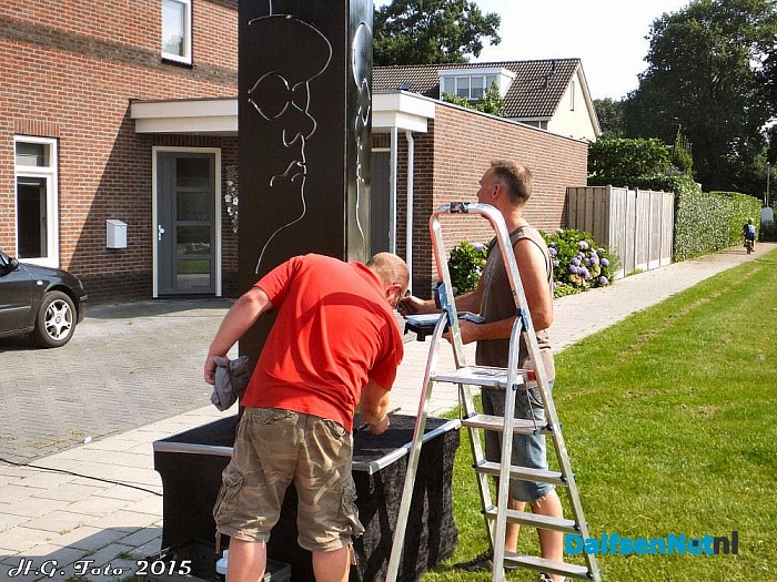 Oudleusen maakt zich op voor het Oranjefeest. - Foto: H.G. Foto