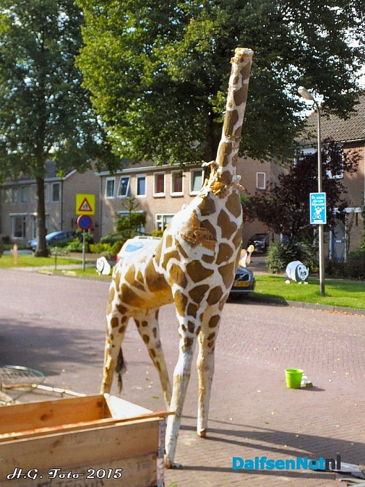 Oudleusen maakt zich op voor het Oranjefeest. - Foto: H.G. Foto