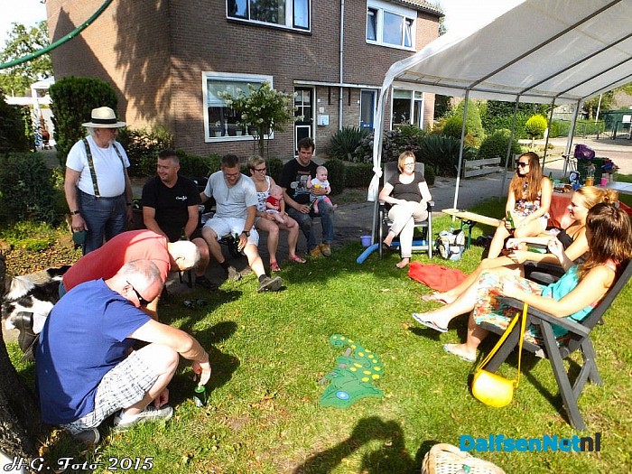 Oudleusen maakt zich op voor het Oranjefeest. - Foto: H.G. Foto
