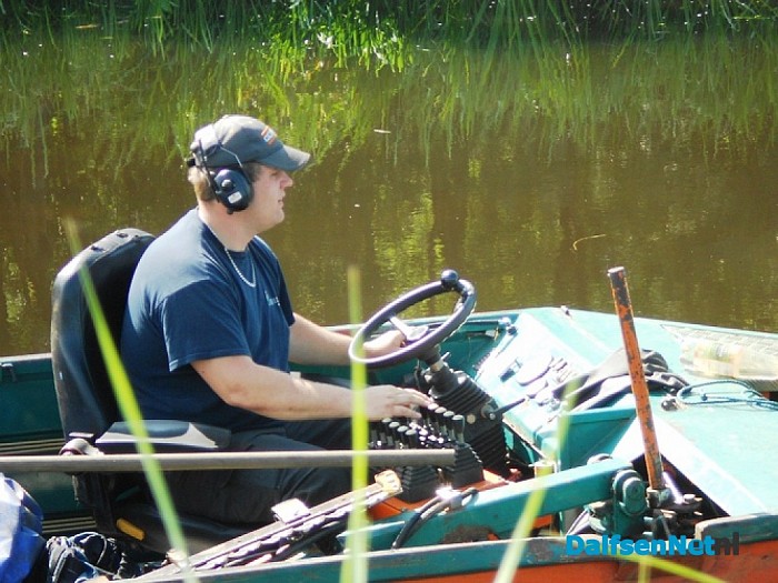 Waterplanten maaien in het kanaal tussen Heino en Dalfsen