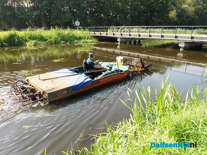 Waterplanten maaien in het kanaal tussen Heino en Dalfsen
