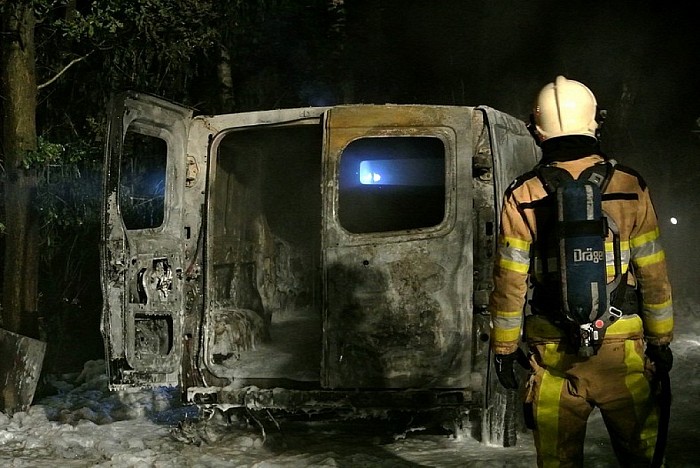 Geen geweerschoten maar auto in brand Heinoseweg - Foto: Niels Jansen