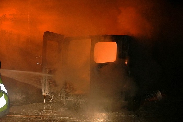 Geen geweerschoten maar auto in brand Heinoseweg - Foto: Niels Jansen
