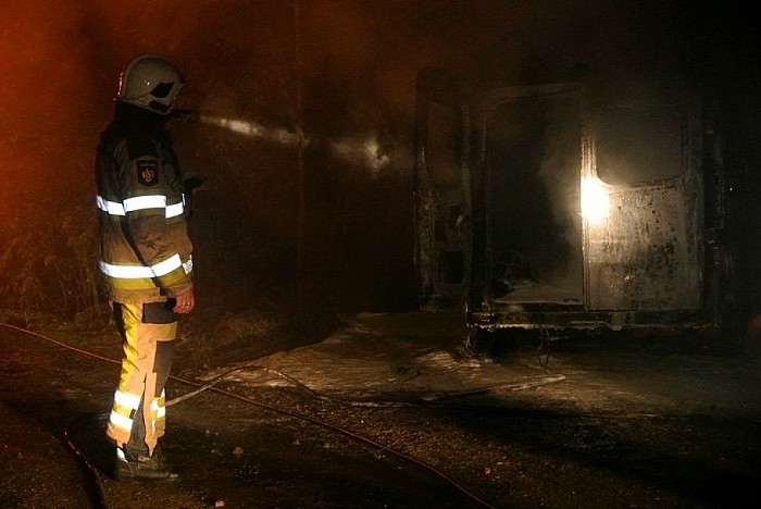 Geen geweerschoten maar auto in brand Heinoseweg - Foto: Niels Jansen