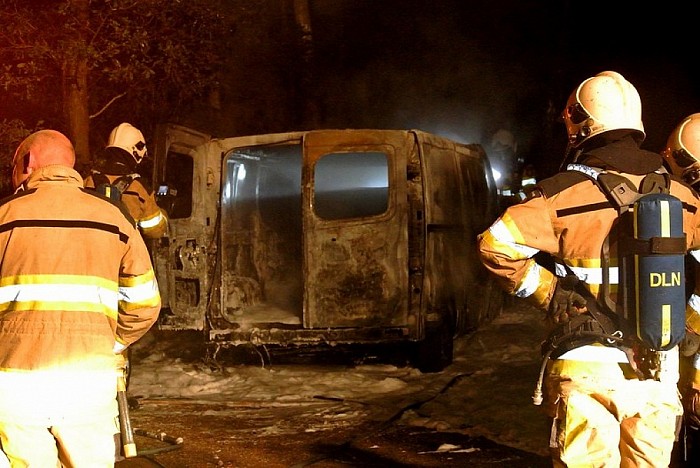 Geen geweerschoten maar auto in brand Heinoseweg - Foto: Niels Jansen