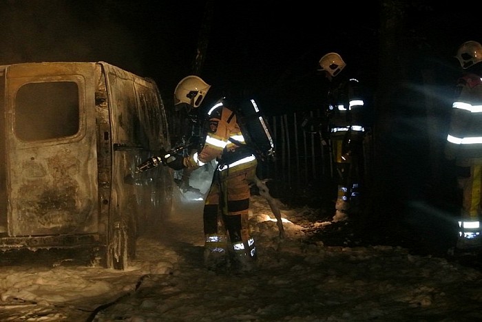 Geen geweerschoten maar auto in brand Heinoseweg - Foto: Niels Jansen