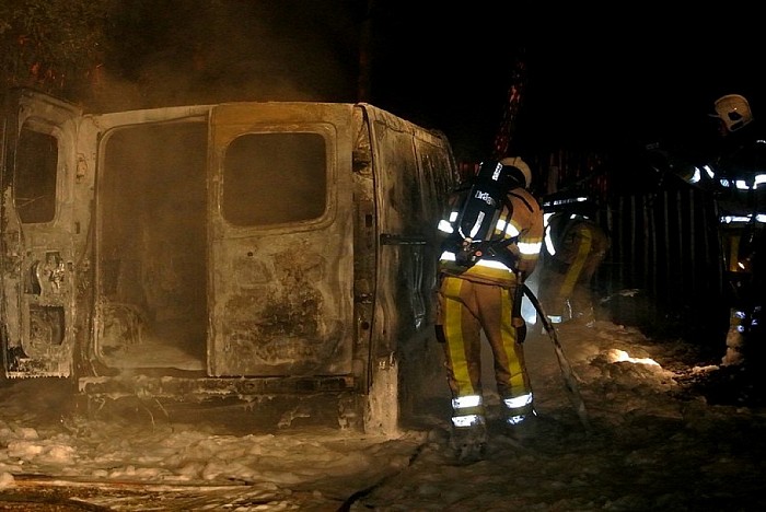 Geen geweerschoten maar auto in brand Heinoseweg - Foto: Niels Jansen