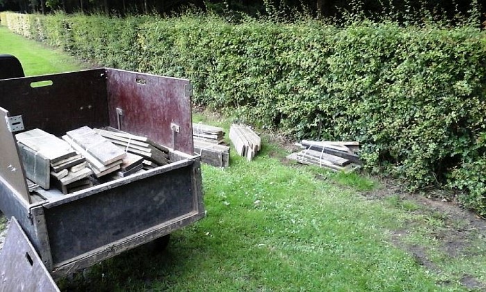 Boswachter niet blij: Tuinhout gedumpt - Foto: Eigen geleverde foto