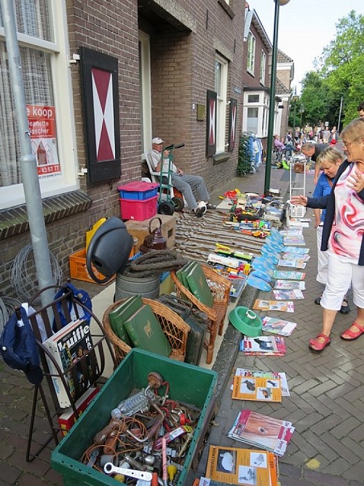 Het was al vroeg gezellig druk op de Dalfser markt - Foto: Wim