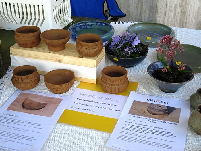 Trechterbekers nu al te koop op de markt in Dalfsen - Foto: Wim
