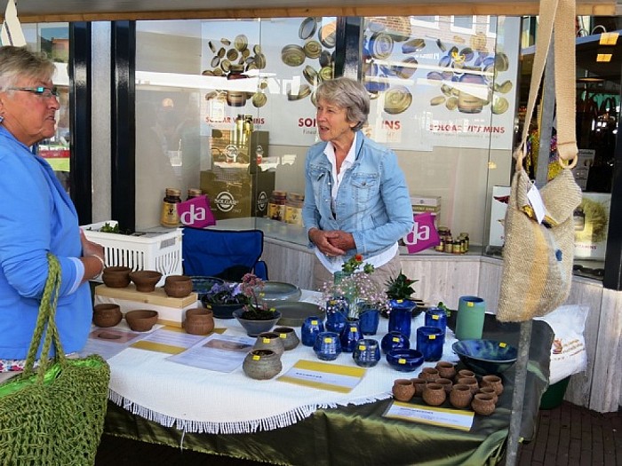 Trechterbekers nu al te koop op de markt in Dalfsen - Foto: Wim