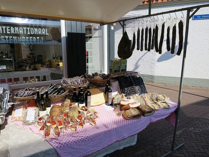 Het was al vroeg gezellig druk op de Dalfser markt - Foto: Wim