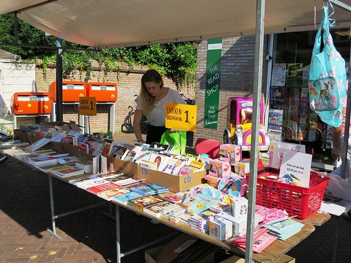 Het was al vroeg gezellig druk op de Dalfser markt - Foto: Wim