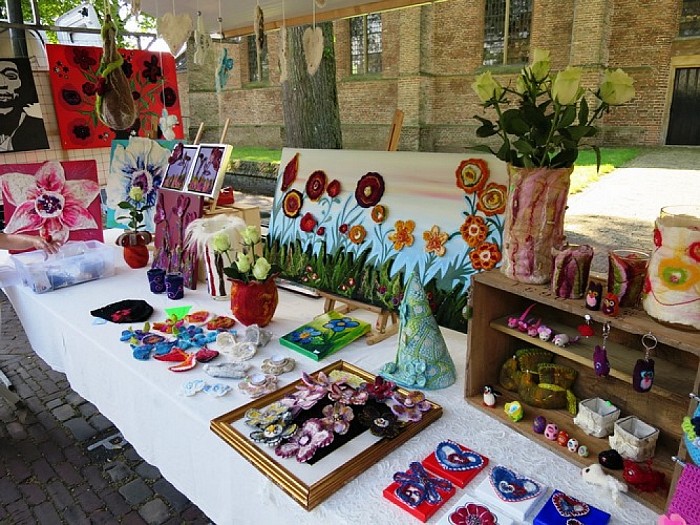 Het was al vroeg gezellig druk op de Dalfser markt - Foto: Wim