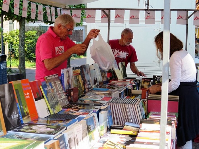 Het was al vroeg gezellig druk op de Dalfser markt - Foto: Wim