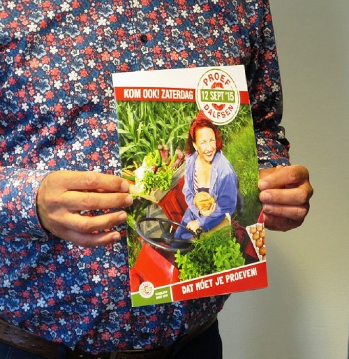Han Noten krijgt eerste exemplaar “Proef Dalfsen” - Foto: Wim