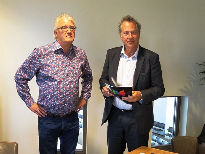 Han Noten krijgt eerste exemplaar “Proef Dalfsen” - Foto: Wim