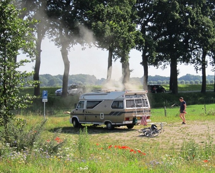 Camper in de brand - Foto: Eigen geleverde foto