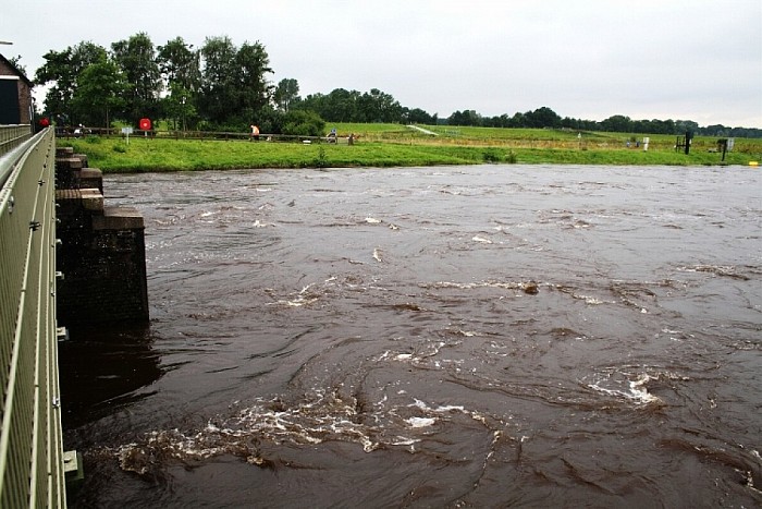 Hoogwater op de Vecht houdt aan - Foto: Eigen geleverde foto