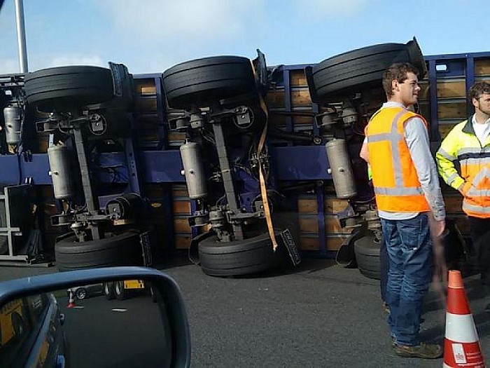 Vrachtwagen gekanteld rotonde rondweg Ommen